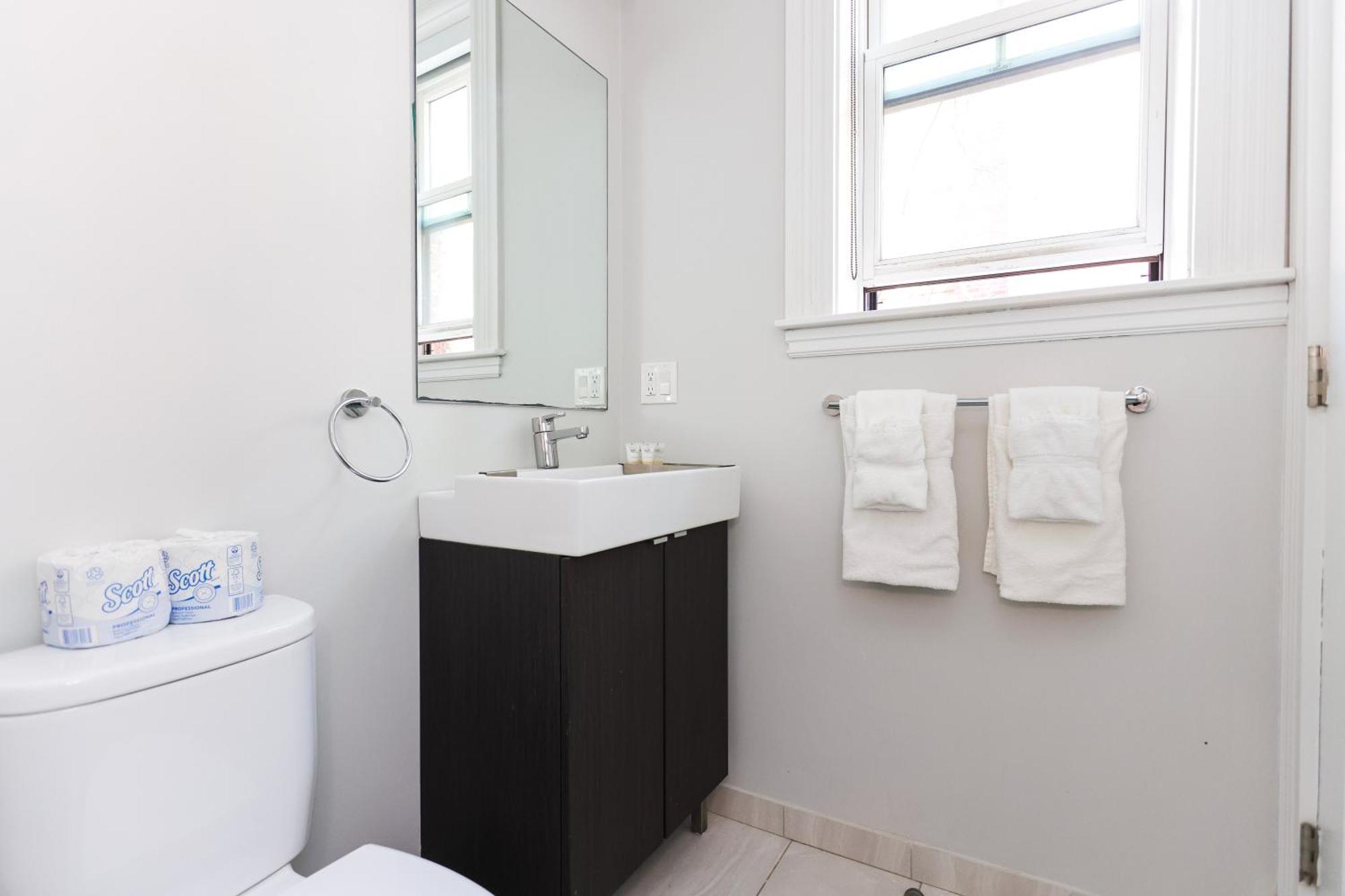 A Stylish Stay W/ A Queen Bed, Heated Floors.. #36 브루클라인 외부 사진