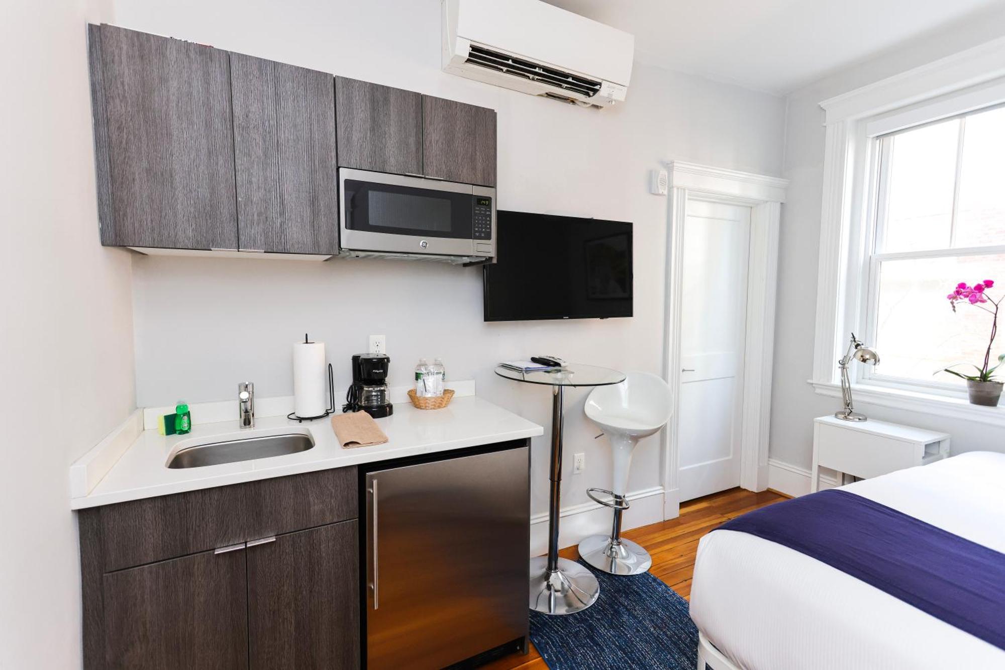 A Stylish Stay W/ A Queen Bed, Heated Floors.. #36 브루클라인 외부 사진